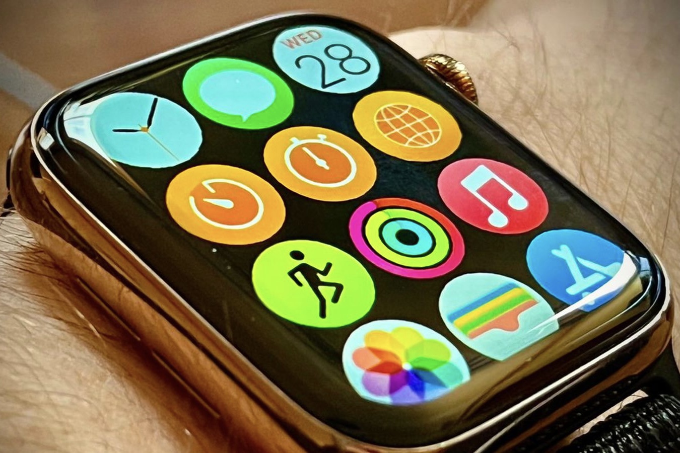 В watchOS 10 появится новый домашний экран с поддержкой папок