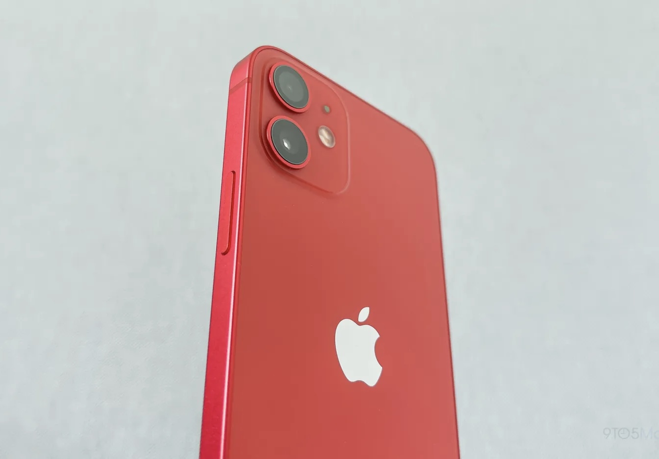 iPhone 16 получит вертикальный блок камер, как в iPhone 12