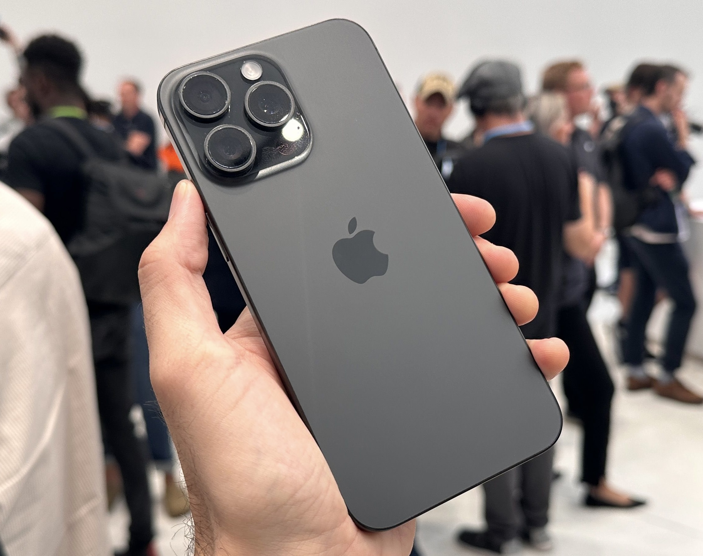 Цена iPhone 15 в России пугает. Неужели всё равно купите?