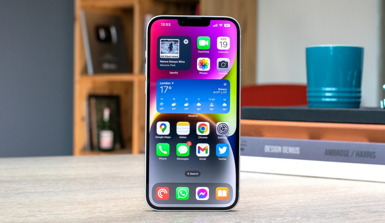 Китаянка перегрызла зубами защитный кабель и украла iPhone 14 Plus прямо с витрины Apple Store