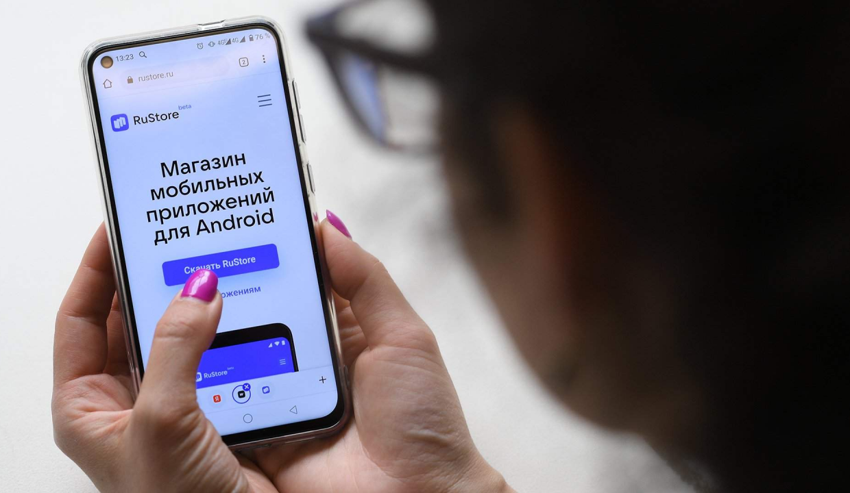 Минцифры обсудит с Apple и Samsung предустановку RuStore на смартфоны