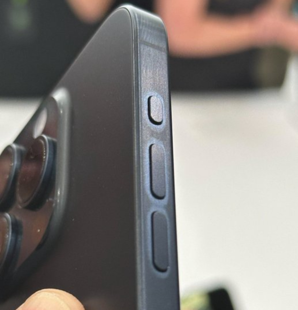 Появилось фото выцветшей титановой рамки в iPhone 15 Pro. Может быть фейк
