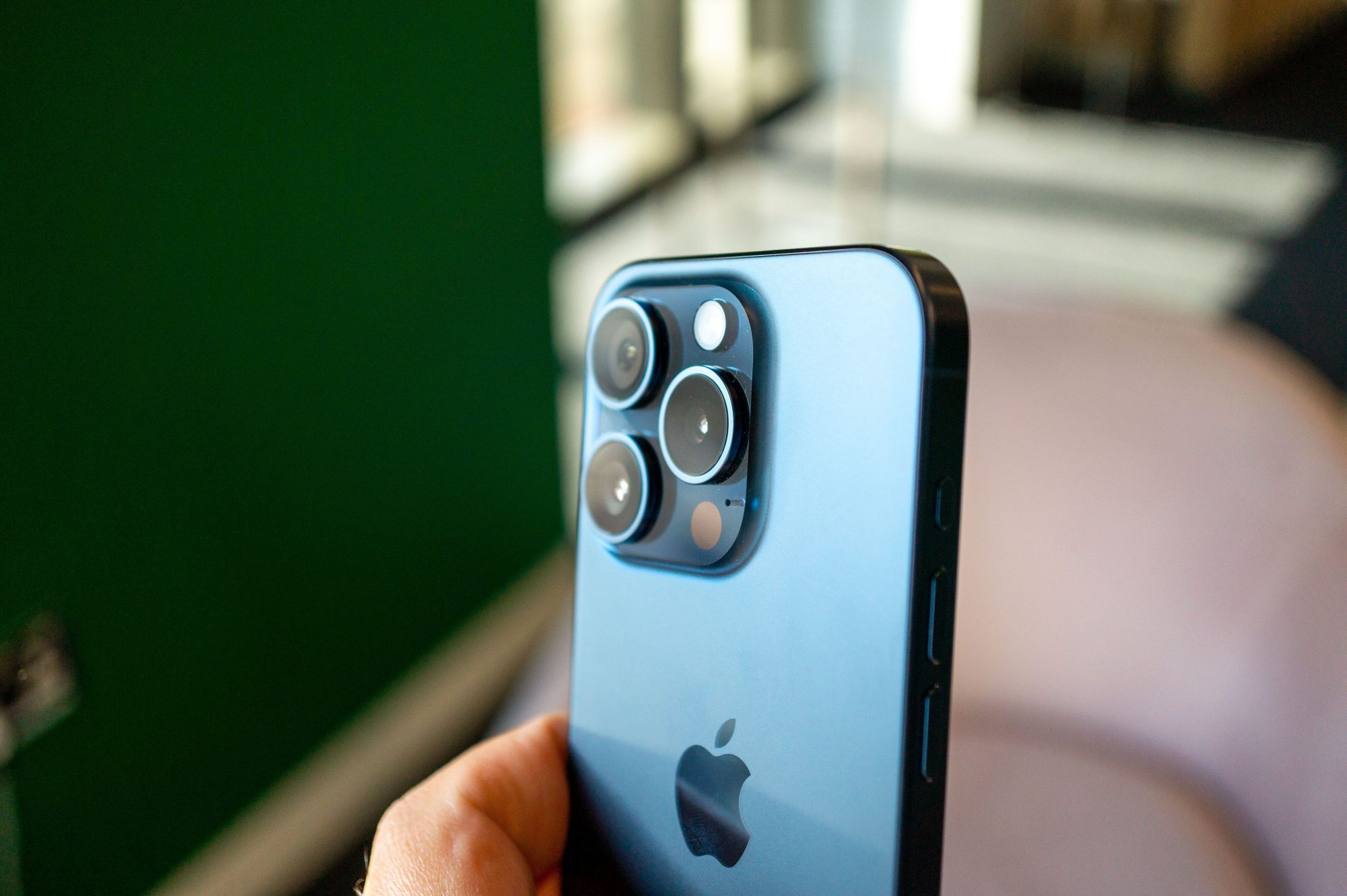 restore: открыл продажи iPhone 15 одновременно со всем миром