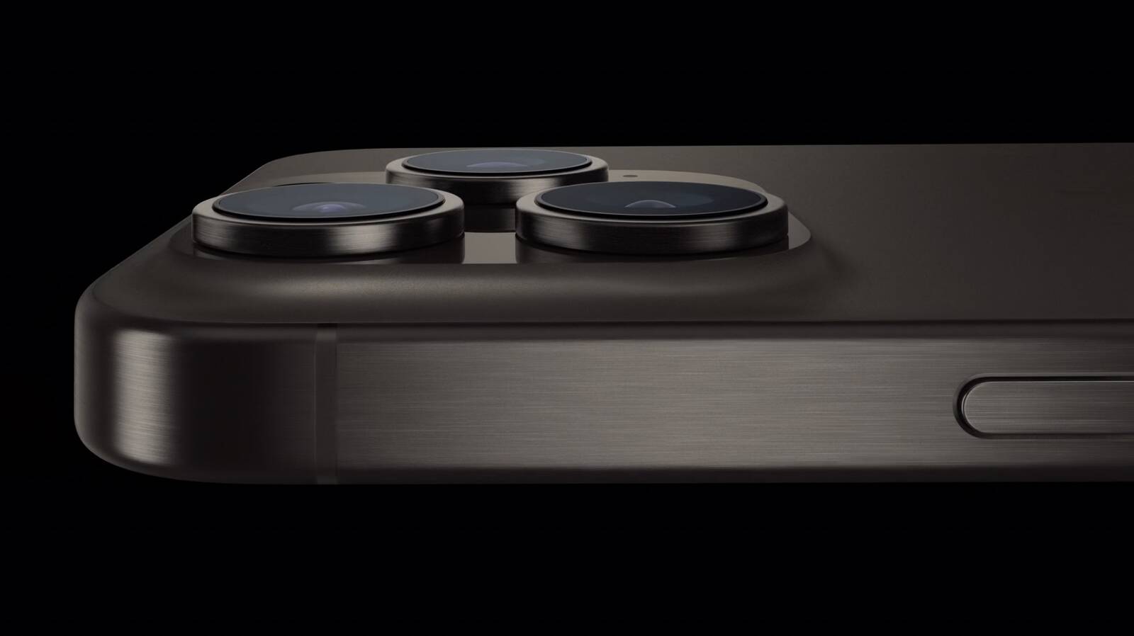 Apple представила титановые iPhone 15 Pro и 15 Pro Max. Ух, сколько всего интересного