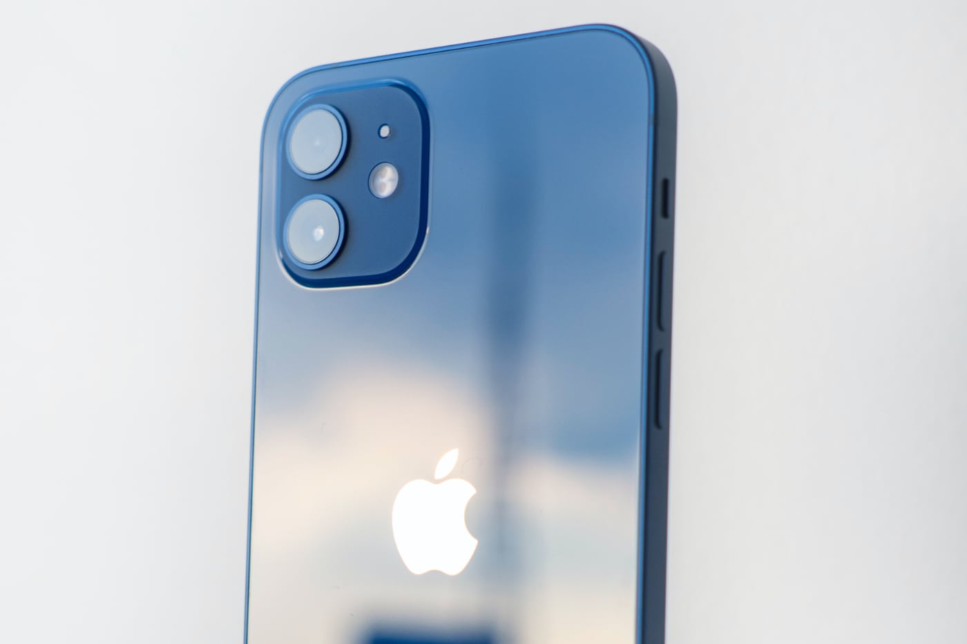 iOS 17.1 уменьшит уровень излучения в iPhone 12, но только для Франции