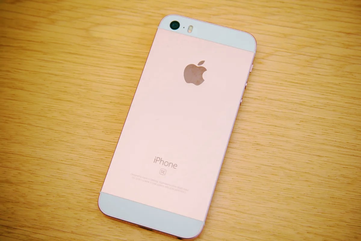 Первый iPhone SE попал в список устаревших устройств Apple