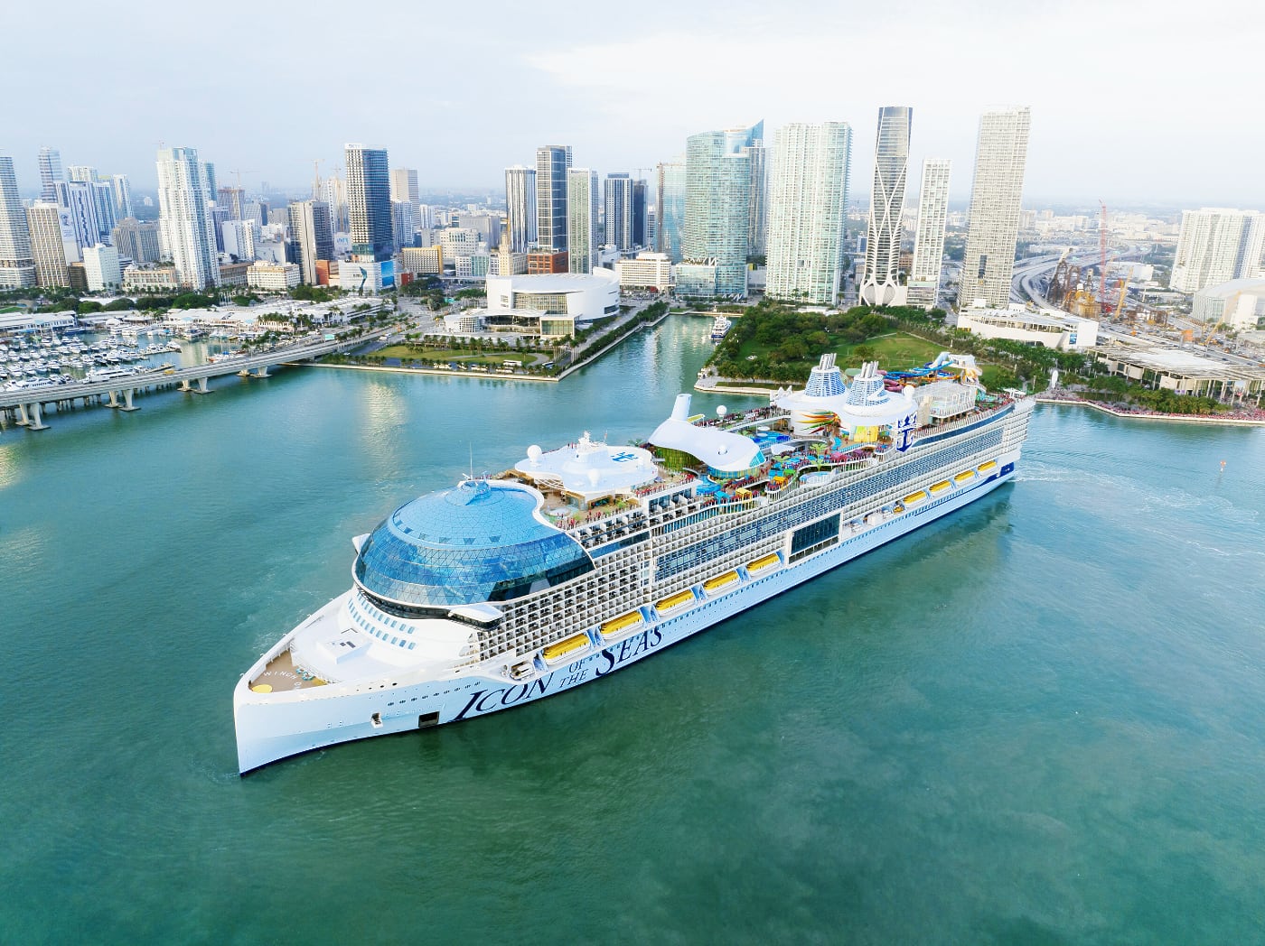 Посмотрите на самый большой в мире круизный корабль Icon of the Seas. Он больше Титаника в 5 (!) раз и поплыл впервые