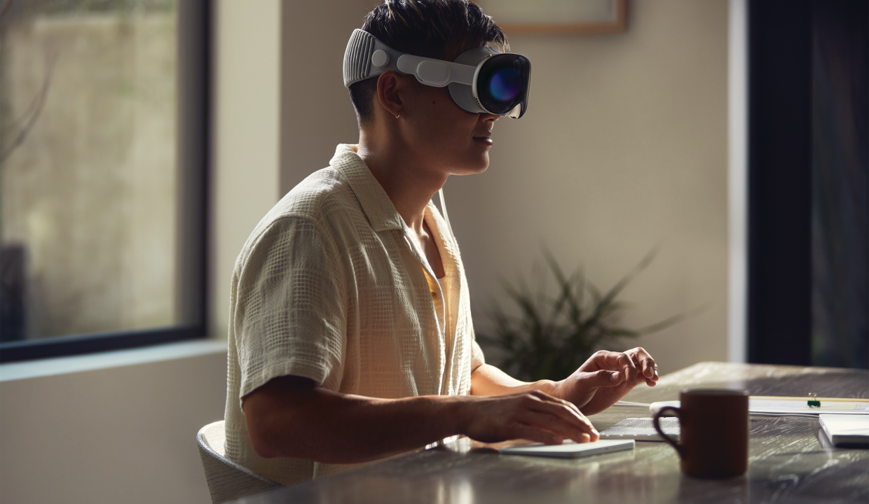 Вот это кирпич. Шлем Apple Vision Pro весит, как 12,9-дюймовый iPad Pro (больше полкило)