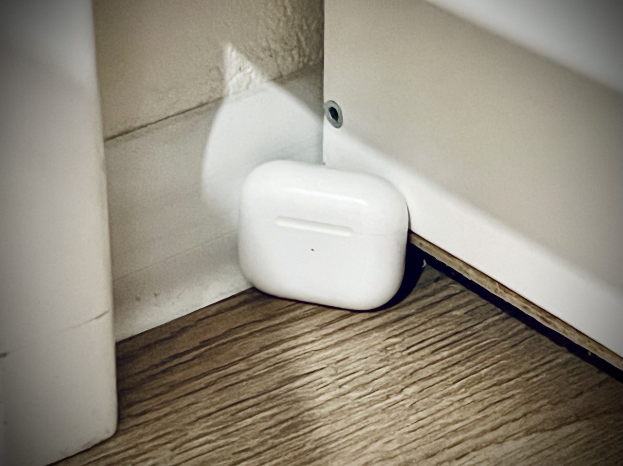 Потерял AirPods дома и нашёл через ГОД. Это провал Локатора от Apple, он ничего не видел