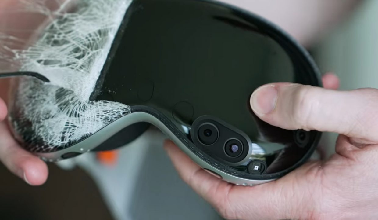 Блогер разбил шлем Apple Vision Pro в первый день продаж и снял это на видео ради лайков