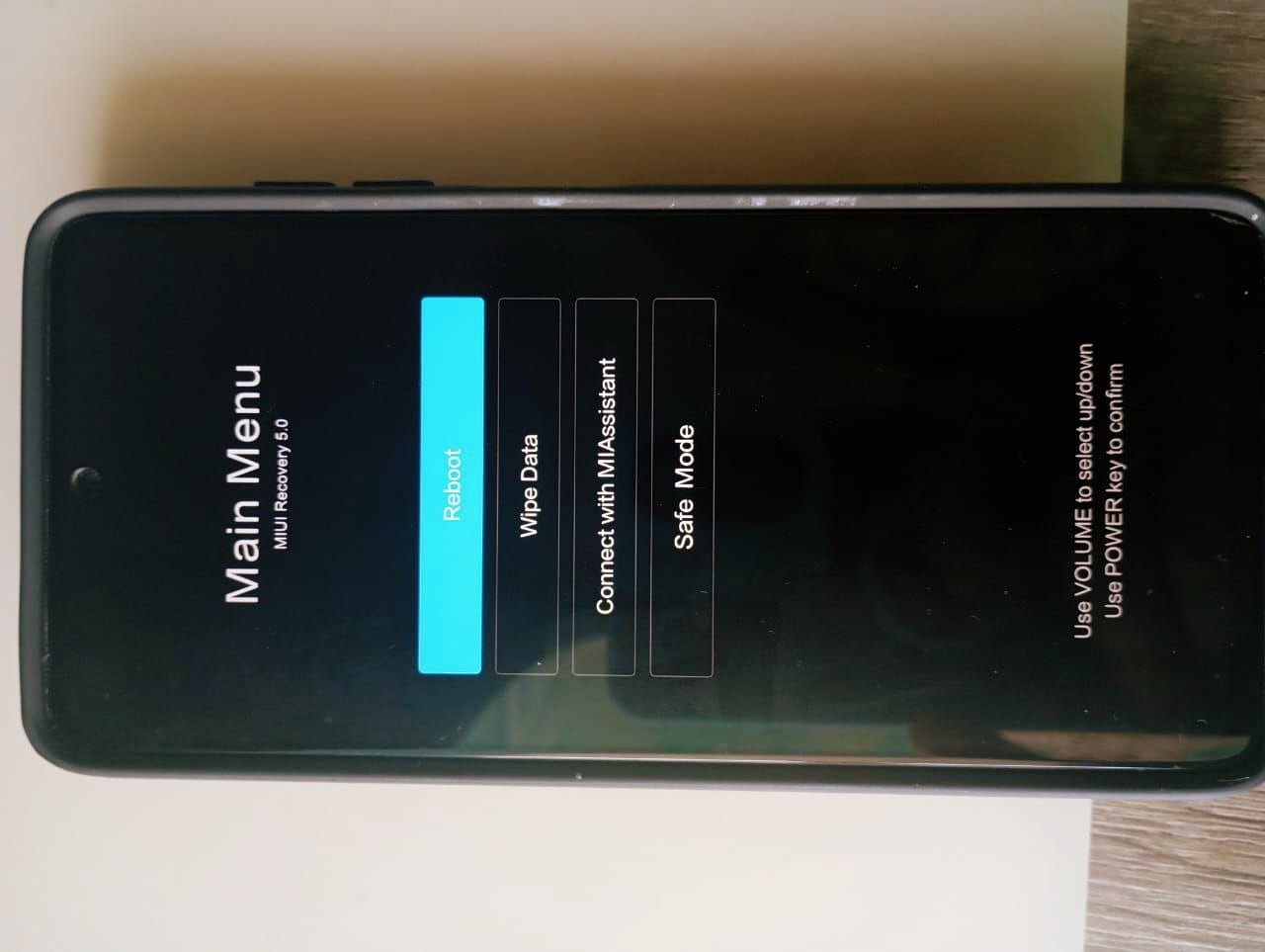 Владельцы смартфонов Xiaomi, Redmi и Poco массово жалуются на обновление до HyperOS. Девайс не включается, но есть решение