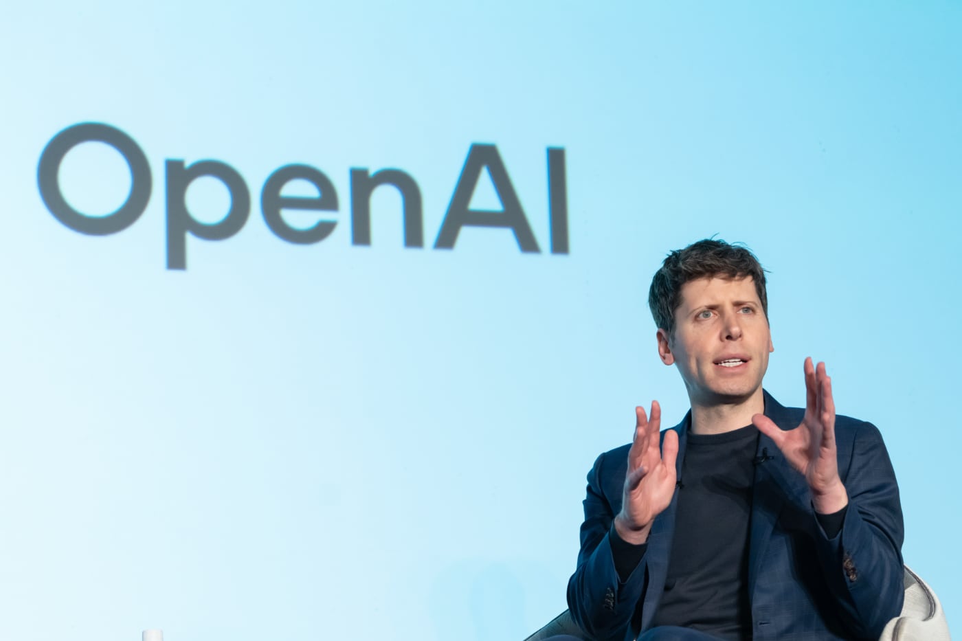 Глава OpenAI подробно объяснил, сколько электроэнергии тратит ChatGPT на общение с пользователями