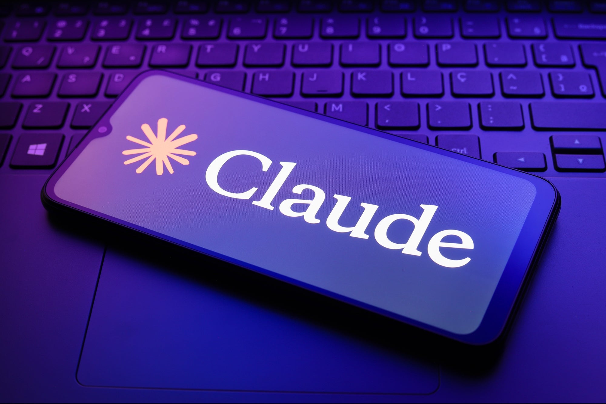 Vibe hacking. Непрограммисты взломали 17 компаний по инструкции чат-бота Claude, не написав ни строчки кода