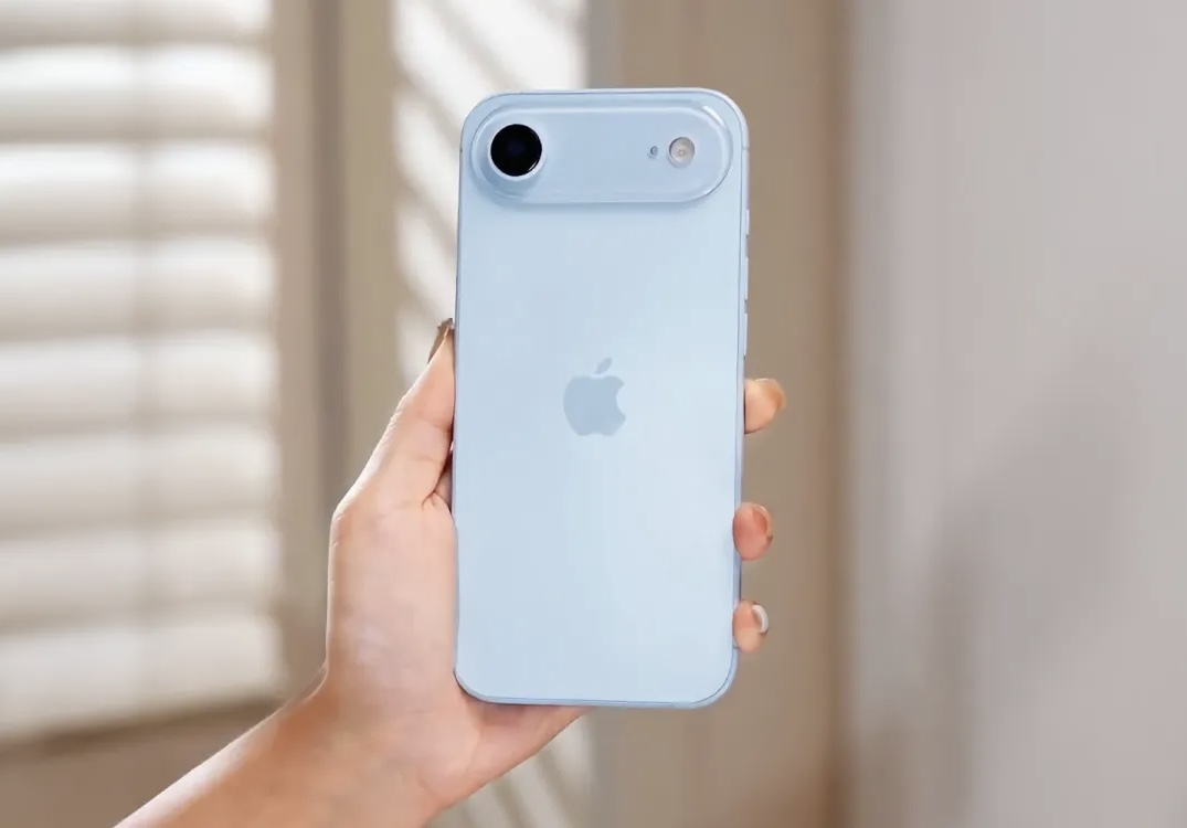 Внимательно смотрим! Макет iPhone 17 Air в новом голубом цвете показали на видео