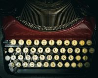 johnny-briggs-vP3pnOoCiYE-unsplash 150 лет заблуждений: почему на самом деле буквы на клавиатуре стоят QWERTY именно так