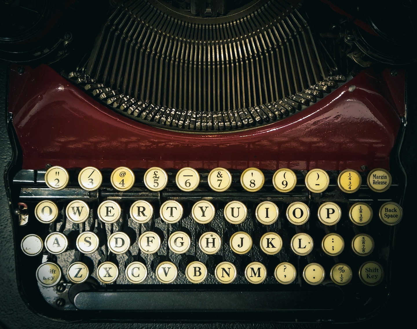 150 лет заблуждений: почему на самом деле буквы на клавиатуре стоят QWERTY именно так