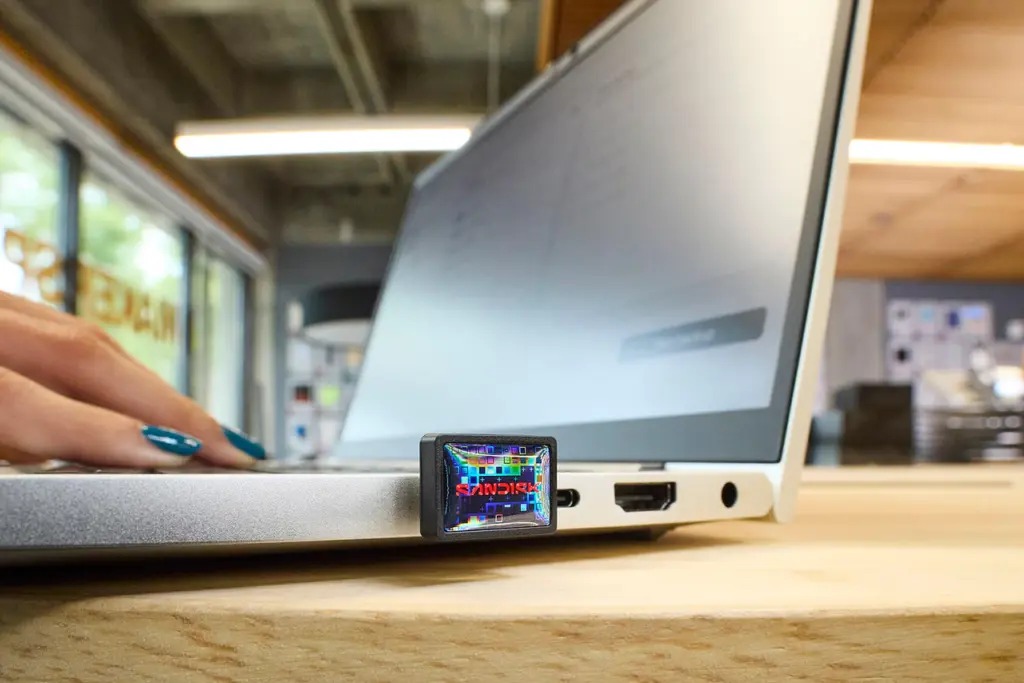 Какая кроха. SanDisk представила самую маленькую в мире USB-C флешку на один терабайт, которая весит всего три грамма