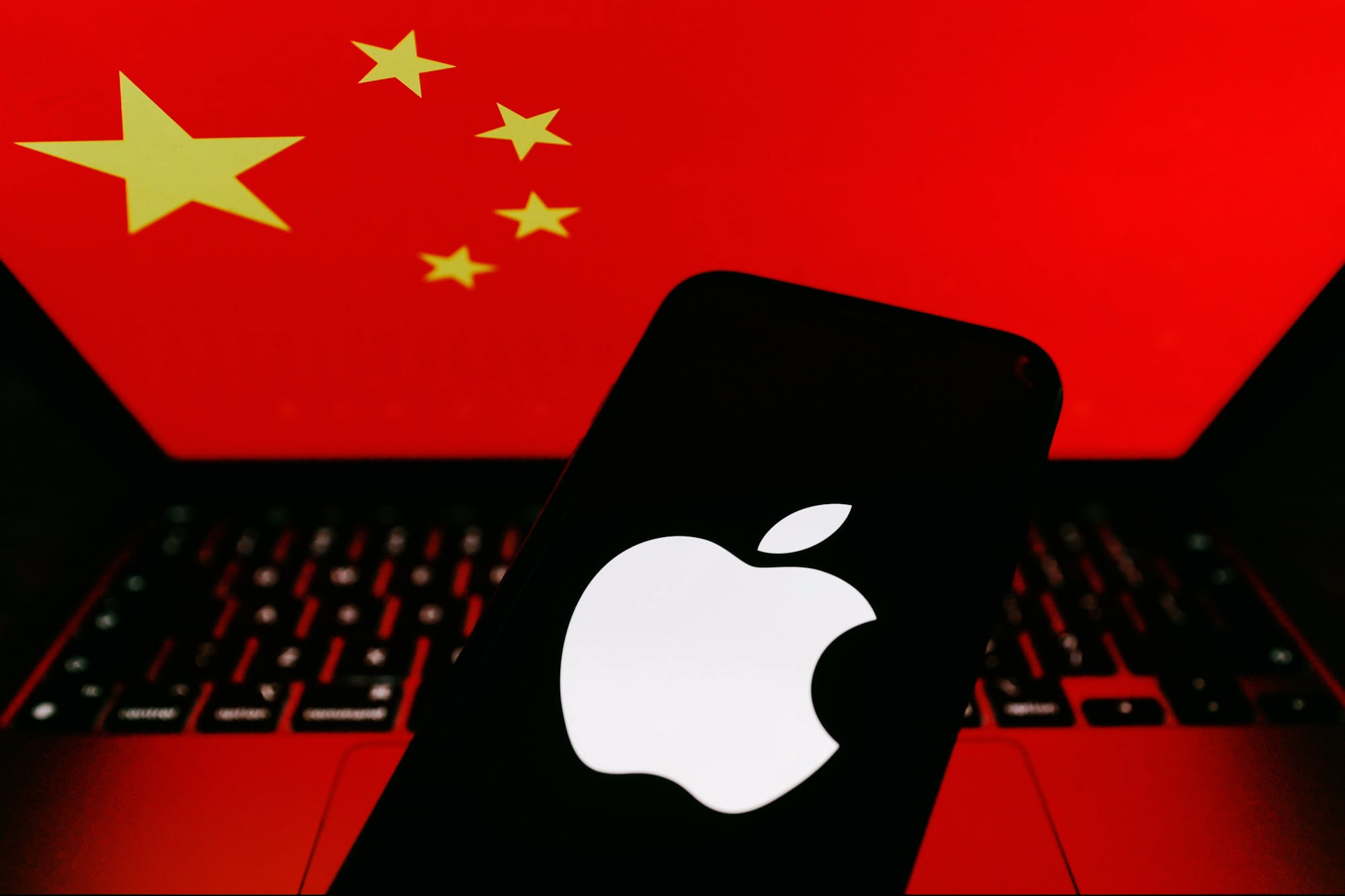 Отдали ключи от iCloud и удалили VPN. Как Apple 10 лет молча выполняет любые приказы Китая и сливает данные властям