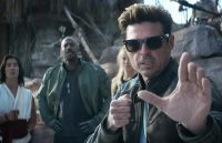 Посмотрел «Мортал Комбат 2». Это тупой, кровавый и очень залипательный аттракцион