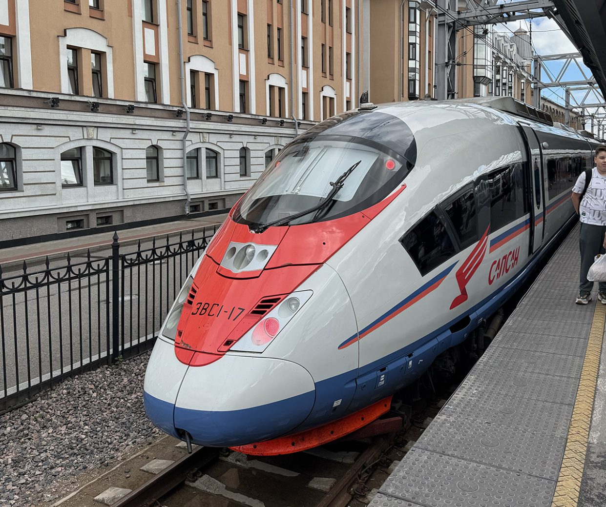 В поездах между Москвой и Питером наконец-то появится нормальный интернет. РЖД запускает спутниковую сеть от «БЮРО 1440»