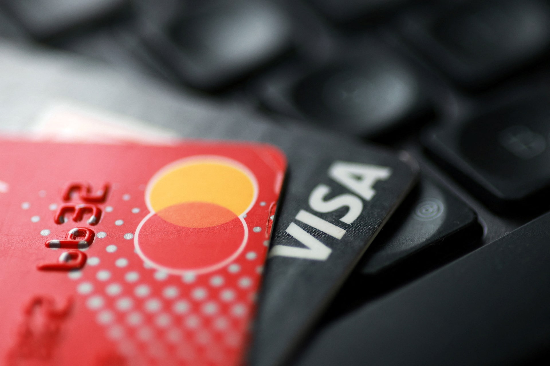 В ЦБ заявили, что карты Visa и Mastercard не выполняют полностью свои функции, поэтому они должны уйти из России