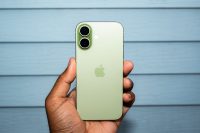 Apple впервые стала мировым лидером по поставкам смартфонов, пока продажи других компаний падают