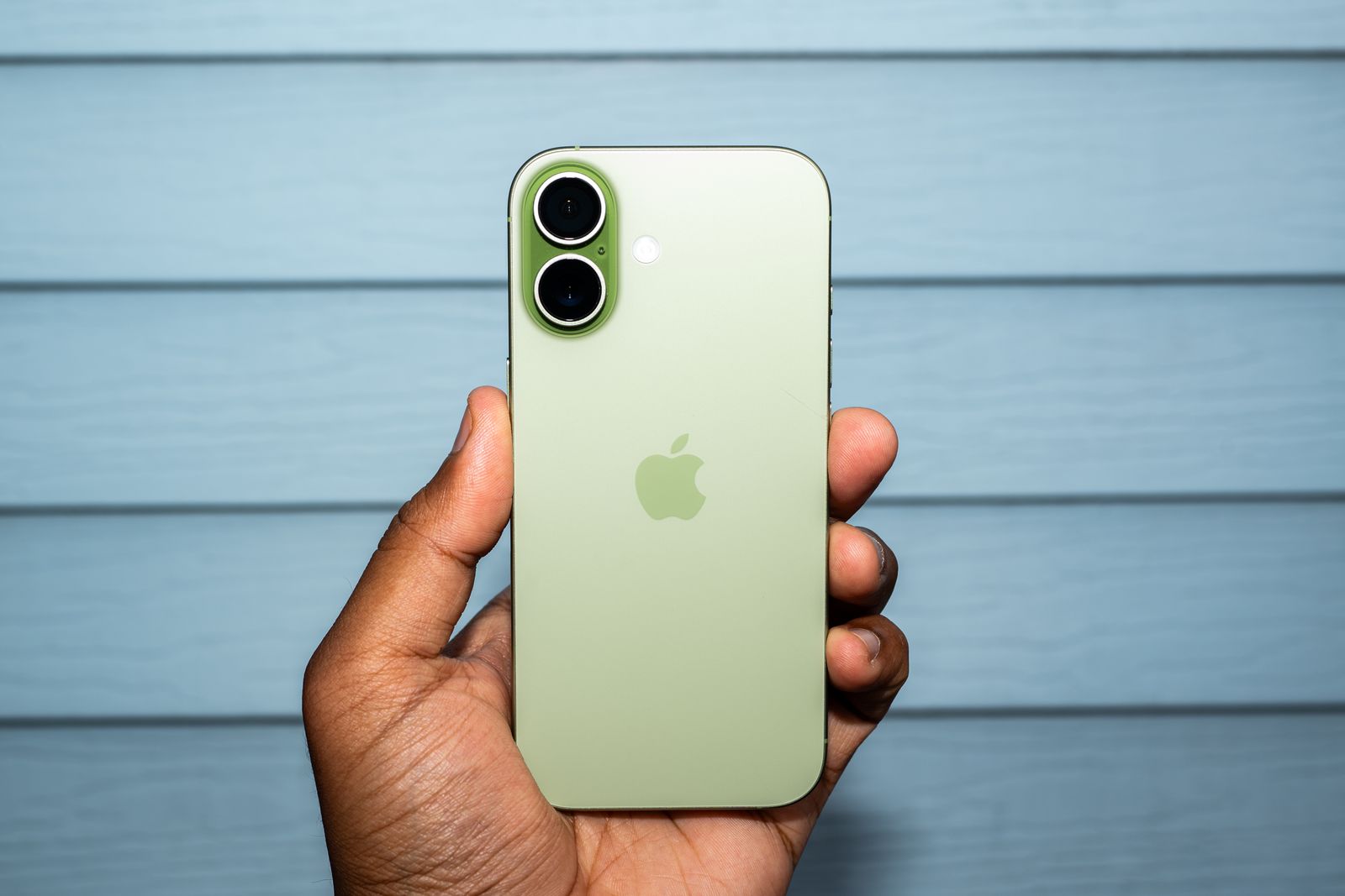 Apple впервые стала мировым лидером по поставкам смартфонов, пока продажи других компаний падают