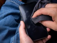 Хватит протирать экран смартфона об штаны. Как мы своими руками стираем олеофобное покрытие