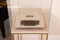 Всего 35 млн рублей. На ПМЭФ продают редкий компьютер Apple II, который Стив Джобс подарил пионеру видеоигр Аллану Алкорну