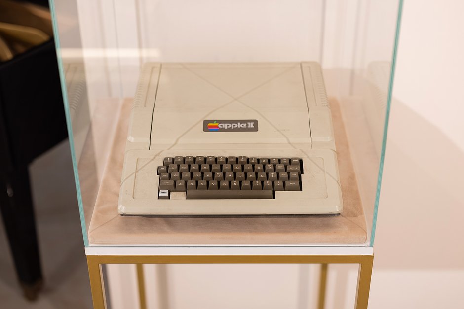 Всего 35 млн рублей. На ПМЭФ продают редкий компьютер Apple II, который Стив Джобс подарил пионеру видеоигр Аллану Алкорну
