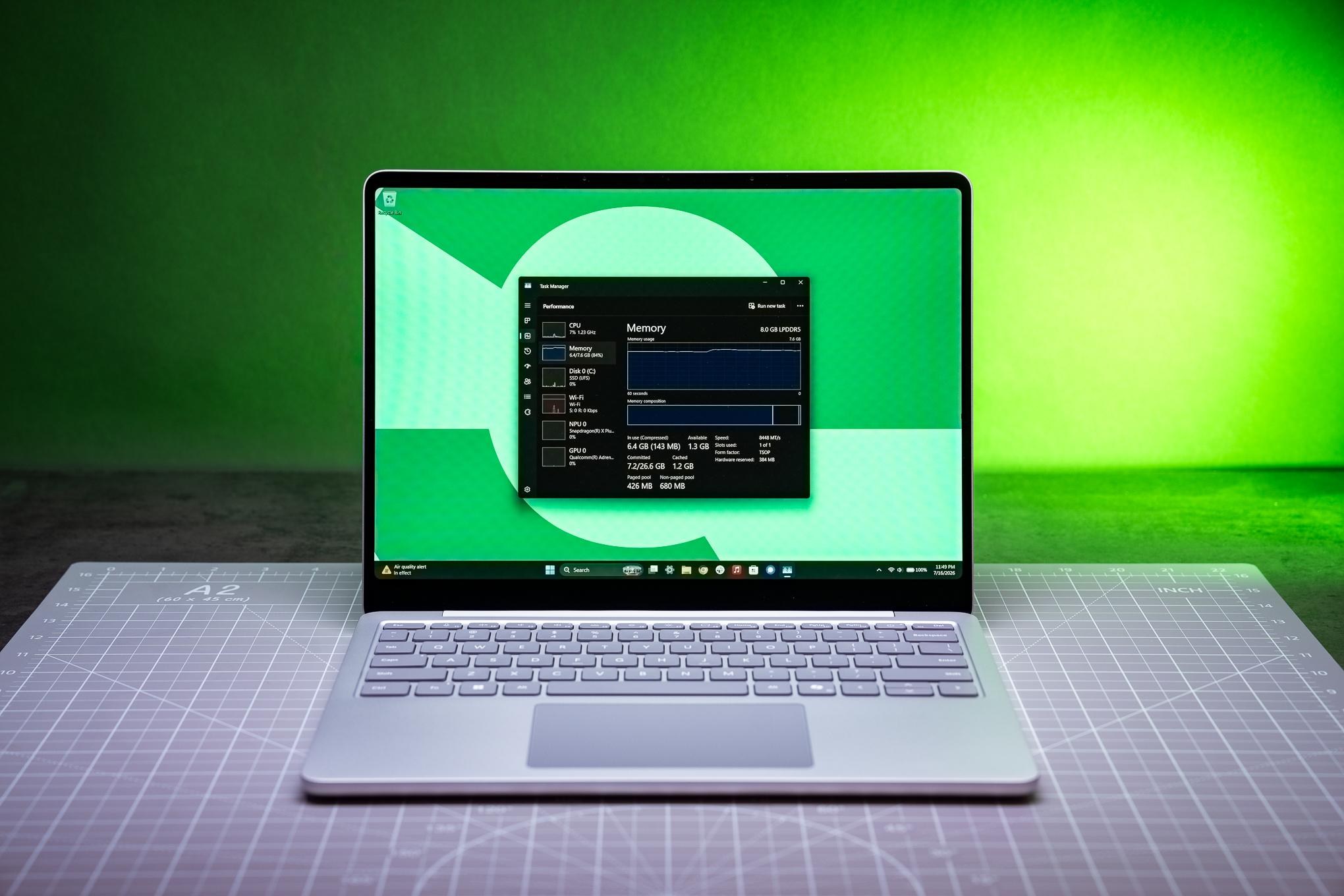 Хотели аналог MacBook Neo, но не получилось. Самый дешевый Microsoft Surface Laptop с 8 ГБ ОЗУ не справляется даже с видеозвонками