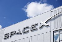 WSJ: SpaceX разработала ИИ-устройство тоньше, чем iPhone. Илон Маск все отрицает