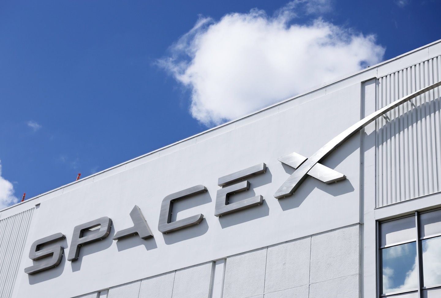 WSJ: SpaceX разработала ИИ-устройство тоньше, чем iPhone. Илон Маск все отрицает