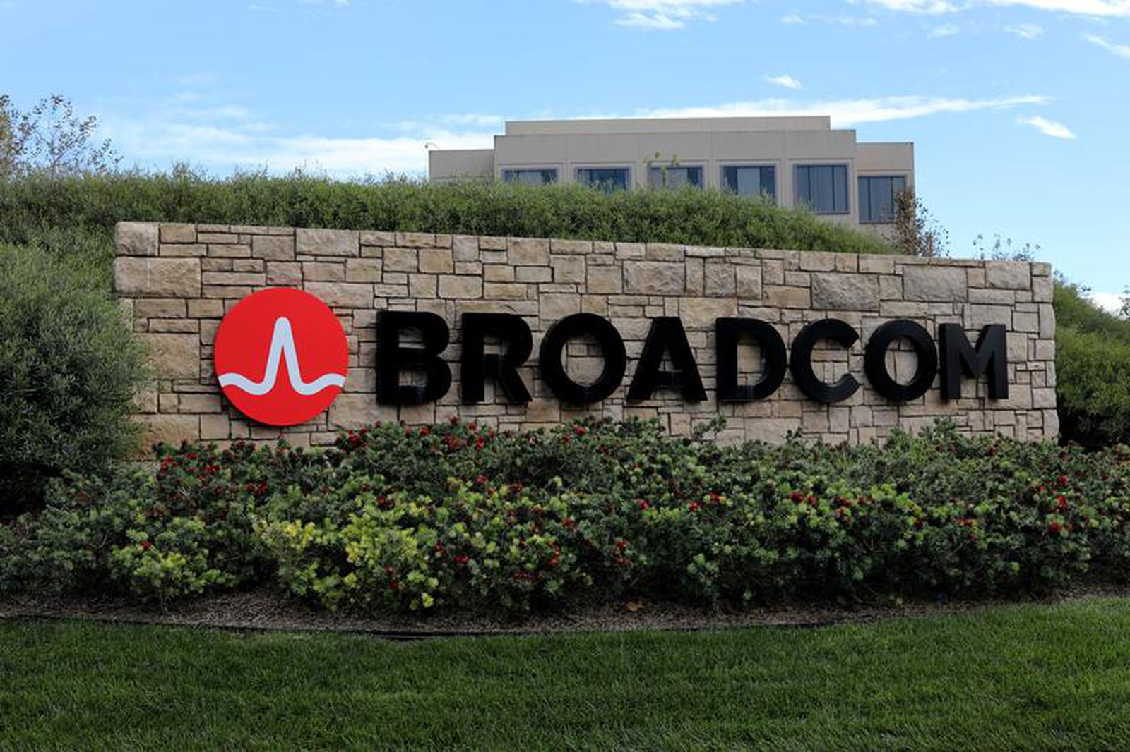 Apple официально вложит $30 млрд в Broadcom, чтобы выпустить более 15 млрд чипов в США