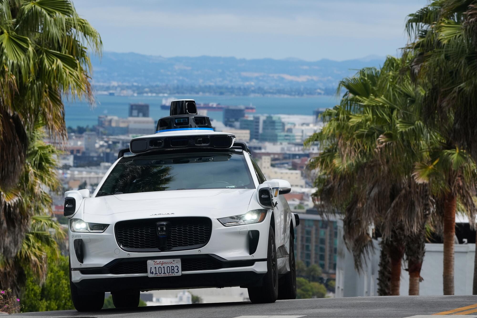 Беспилотное такси Waymo сдало двух пьяных подростков полиции. Авто притворилось сломанным и дождалось сотрудников