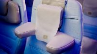 Забудьте о затекшей шее: Emirates добавила в экономкласс идеальные подголовники