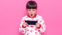 phone-kids Минпросвещения впервые установило, сколько времени детям можно сидеть в телефоне, за компьютером и смотреть телевизор