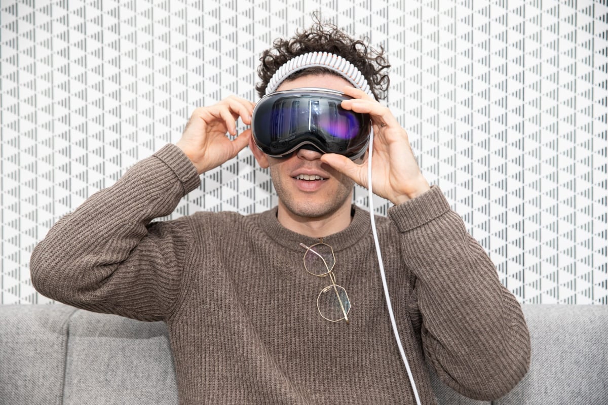 Apple провела масштабные сокращения в подразделениях Vision Pro и Siri