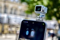HONOR показала смартфон будущего Robot Phone. Камера сама двигается, снимает и удерживает человека в кадре