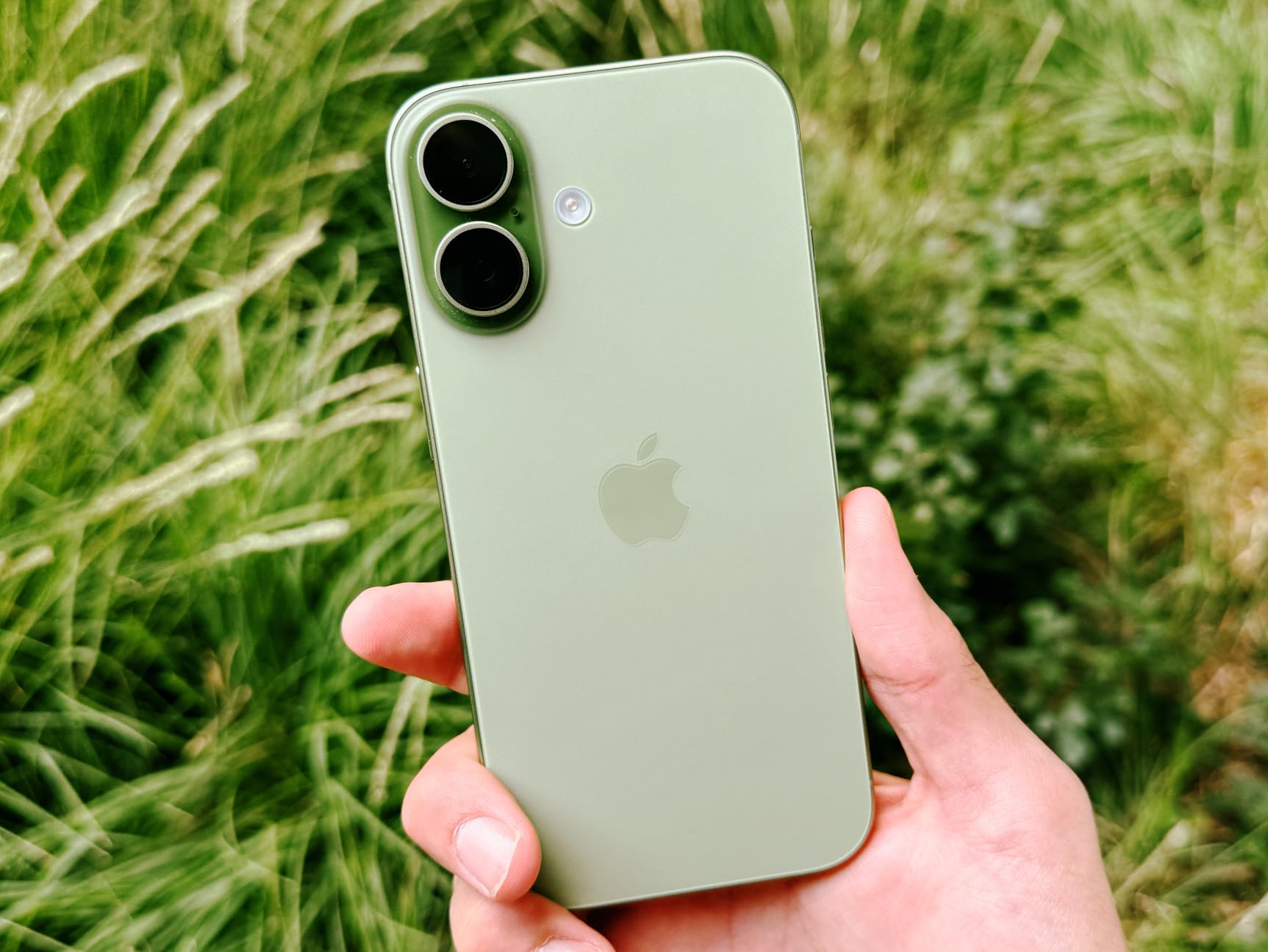 iPhone 17 лидирует по продажам во всем мире. До сих пор никому не удалось сдвинуть его с первого места