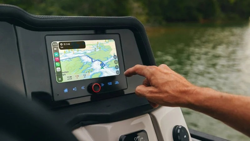 Apple CarPlay впервые появится на моторных лодках Crest и Balise