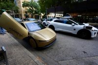 Tesla вывела на дороги Техаса беспилотные такси Cybercab без руля и педалей