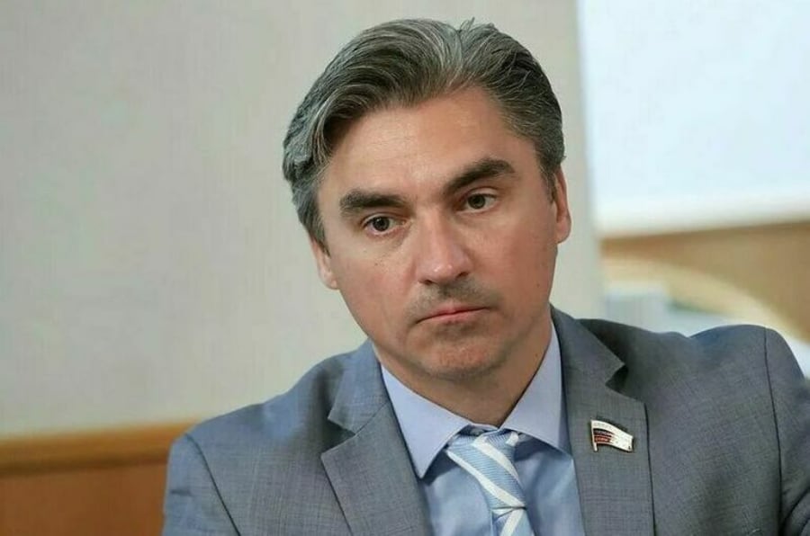 «Заплатят бешеные деньги за кирпич»: депутат Госдумы призвал россиян не покупать новый iPhone