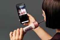 Dyson представила зубную щётку, которая сама промывает промежутки между зубами с помощью камеры и ИИ