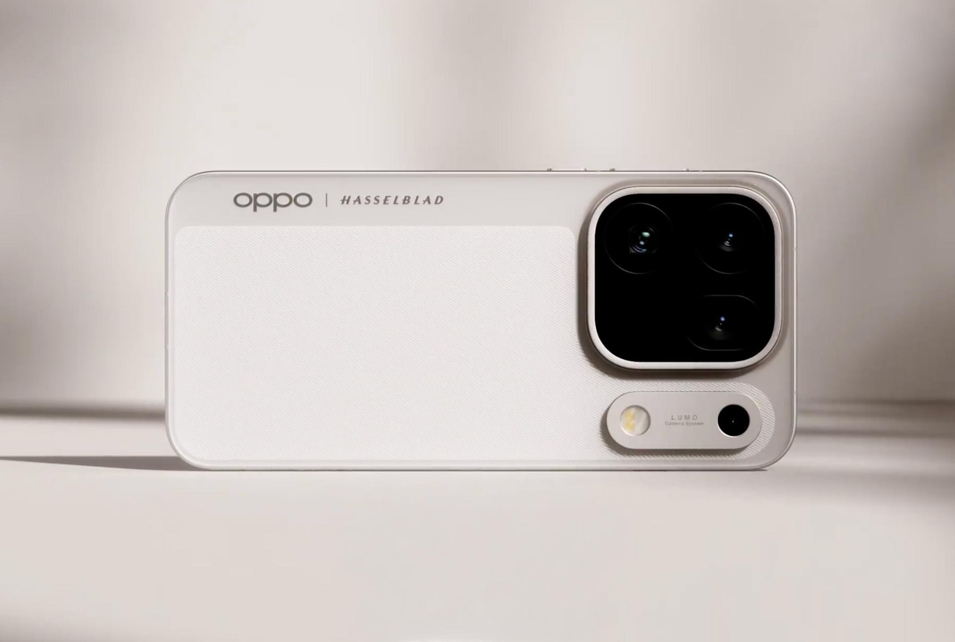 Мощная заявка на камерафон года. Oppo представила первый в мире смартфон с тремя камерами по 200 МП