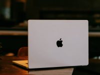 vincent-y-usa-A0dv3aZWYJw-unsplash Apple планирует выпустить совершенно новый MacBook, который займет место между Air и Pro