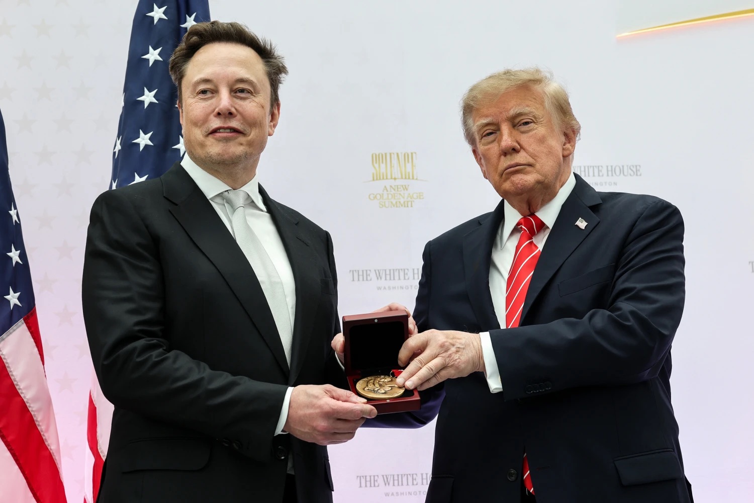 Трамп наградил Илона Маска высшей наградой США за достижения в науке