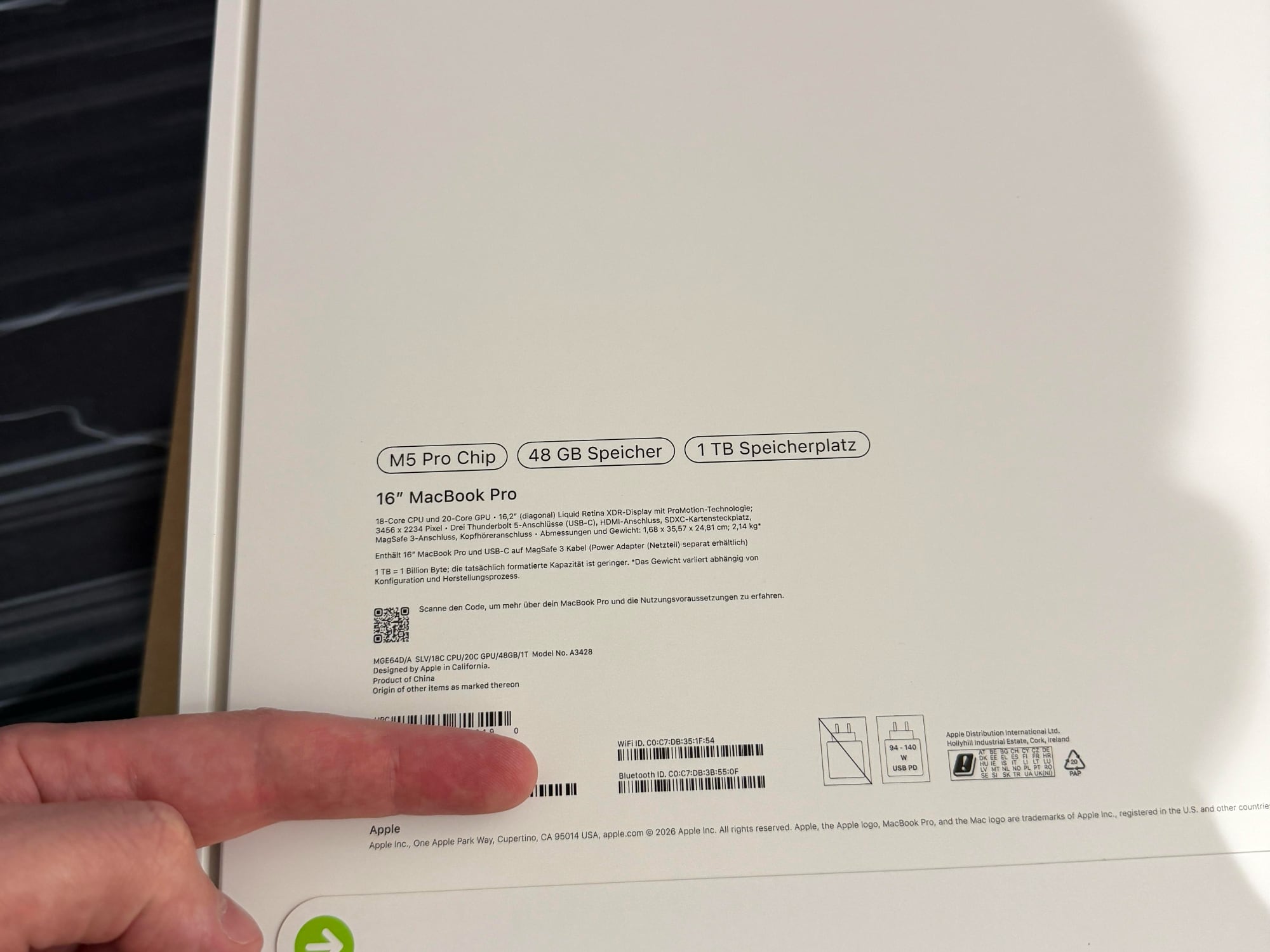 Вот это повезло. Пользователь Amazon заказывал iPad mini, а вместо него получил топовый MacBook Pro с M5 Pro
