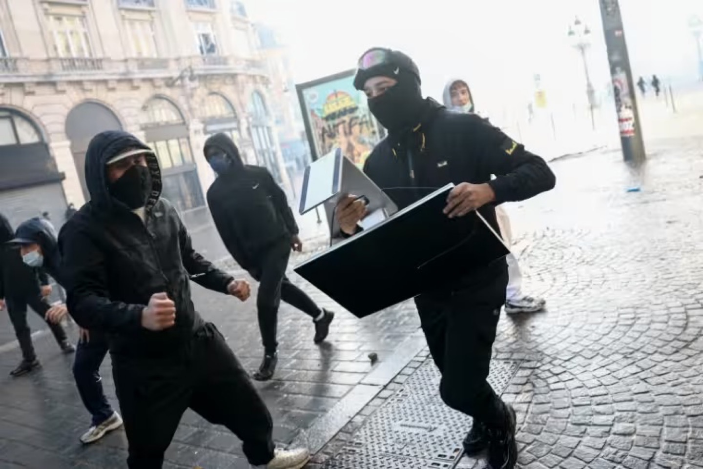 Apple Store в Бордо и Лилле разграбили во время протестов во Франции