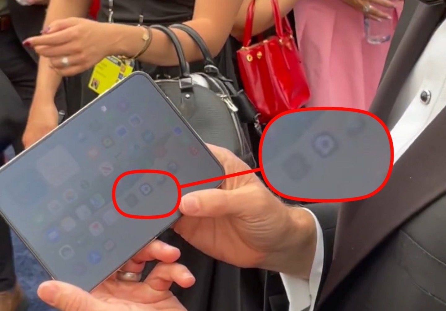 Вот это поворот. Мессенджер MAX заметили на iPhone Duo у главы Apple Джона Тернуса